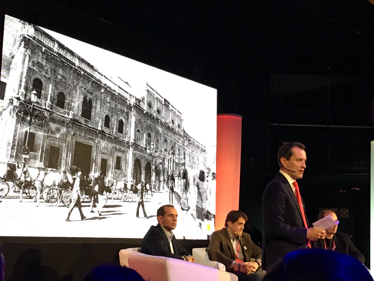 MJGras's tweet photo. Mesa Redonda AAPP #CIOForum18 Perder el miedo al Big Data, tenemos mucho que ganar @juanverde https://t.co/y7fndnbbE1