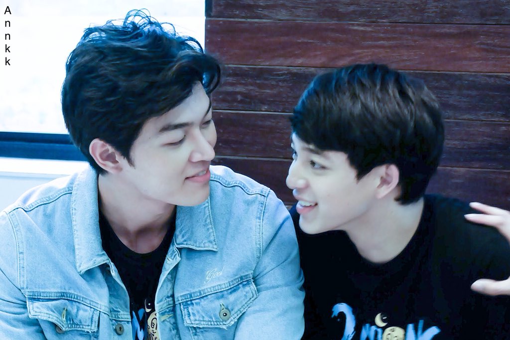 yokluxaunaaa's tweet photo. ♤Day19
#RecommendGodBasIn30Days
■แอคชั่นหวานๆของก็อตและบาส
ดูแลกันดีมาก เห็นแล้วก็ชื่นใจ😁
แต่...อะไรจะหวานสู้สิ่งนี้ได้

"ตั้งแต่เจอน้อง จบเลย หวานกว่ากูอีก"
"ตั้งแต่เจอน้องตาผมก็ไม่หวานอีกต่อไป"
-ก็อตอิทธิพันธ์ของบาสเด็กอ้วน https://t.co/eOSei5pBVn
