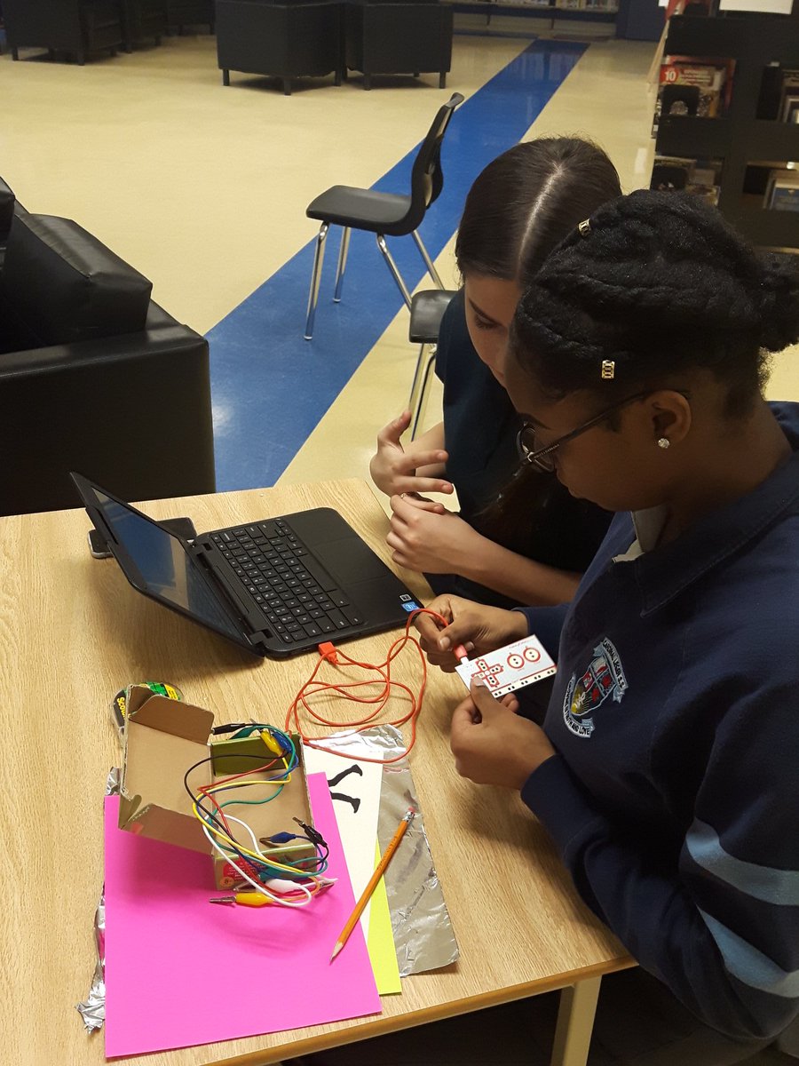 mctavish_h's tweet image. Lancers participate in the third @BramptonLibrary #techworkshop today. Experimenting with &quot;Creative Circuitry&quot; #LancerLearning