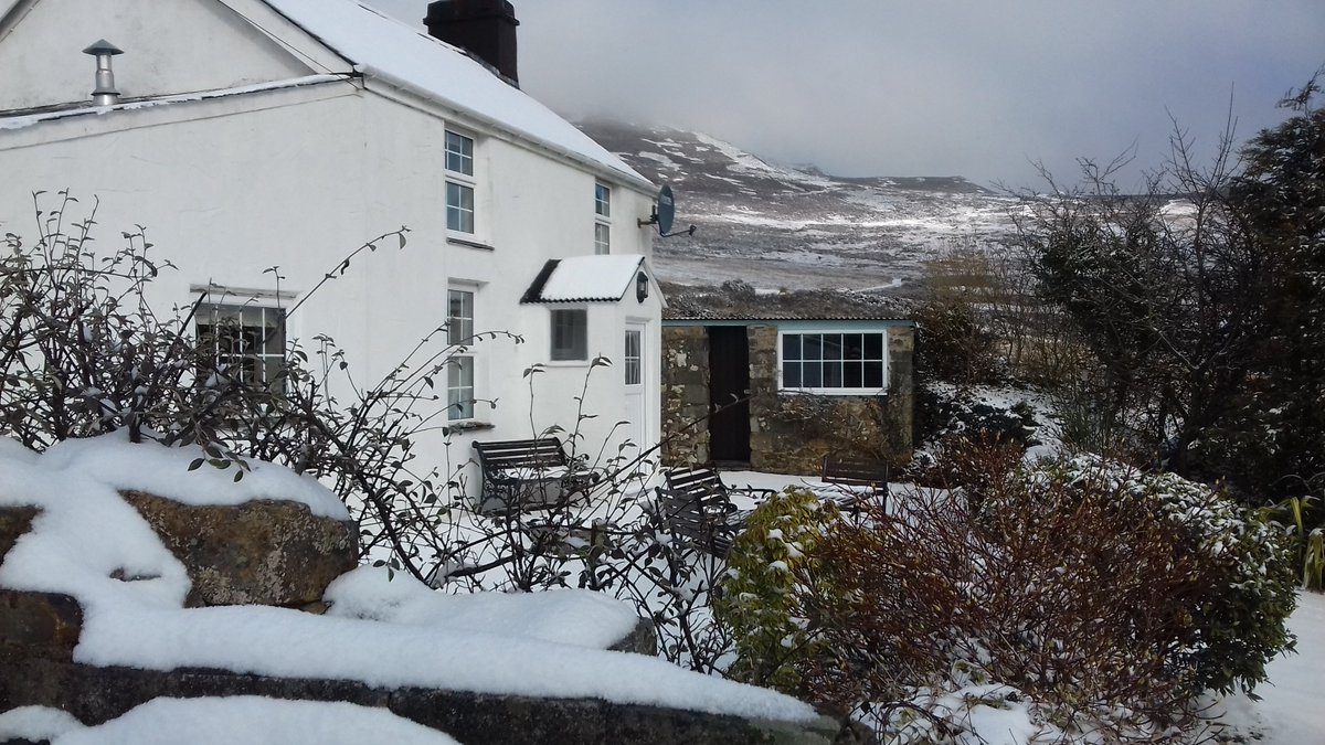 GorslwydCottage's tweet image. Some snowy scenes today at Gors-lŵyd! #llithfaen #snow #eira #northwales #llynpeninsula @GoNorthWales @visitwales @WeLoveLlyn