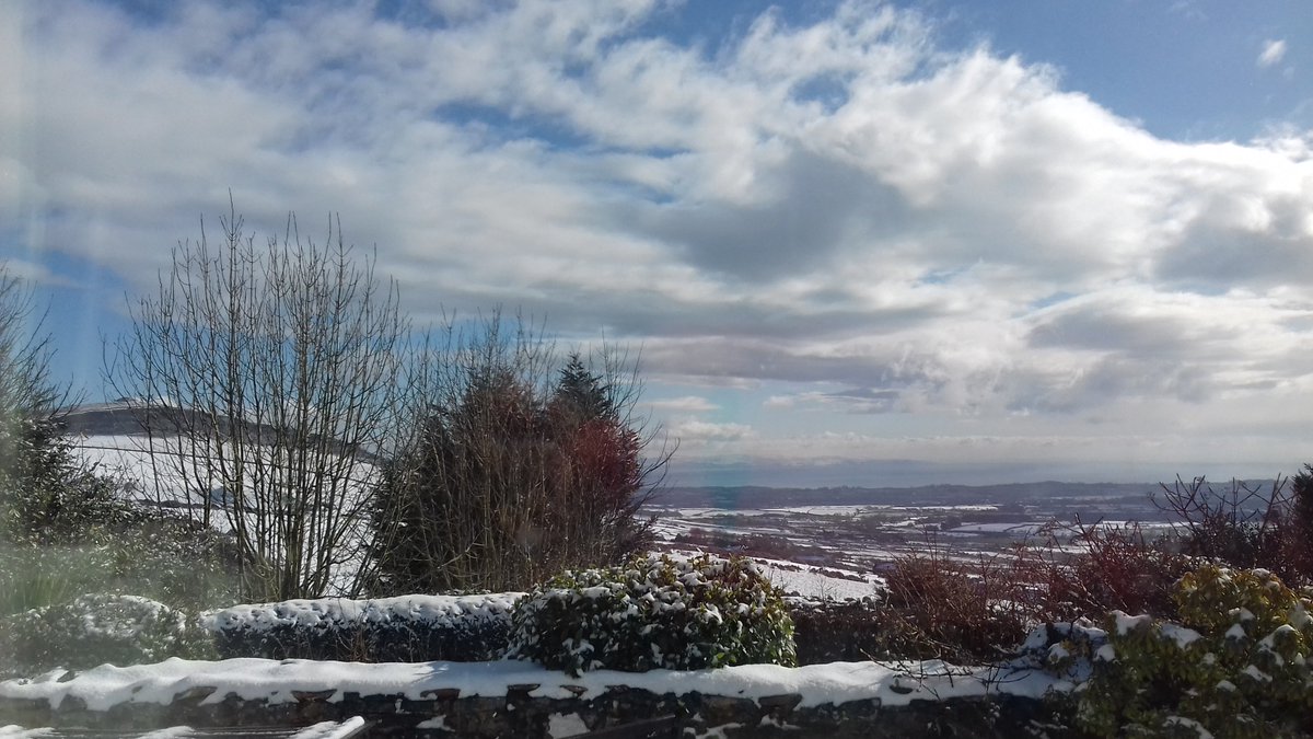GorslwydCottage's tweet image. Some snowy scenes today at Gors-lŵyd! #llithfaen #snow #eira #northwales #llynpeninsula @GoNorthWales @visitwales @WeLoveLlyn
