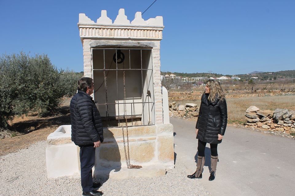 Ayunt_ValldAlba's tweet photo. .@Ayunt_ValldAlba @barrachinamarta ha retaurado la ‘sénia’ del #Regall, uno de los elementos tradicionales y autóctonos más queridos de nuestro pueblo. Ahora luce renovada. Gracias a María Dolores Ribes por ceder el cubo que ahora luce. #FemPoble #MillorantValldAlba #ValldAlba https://t.co/TtNK6yYQPb