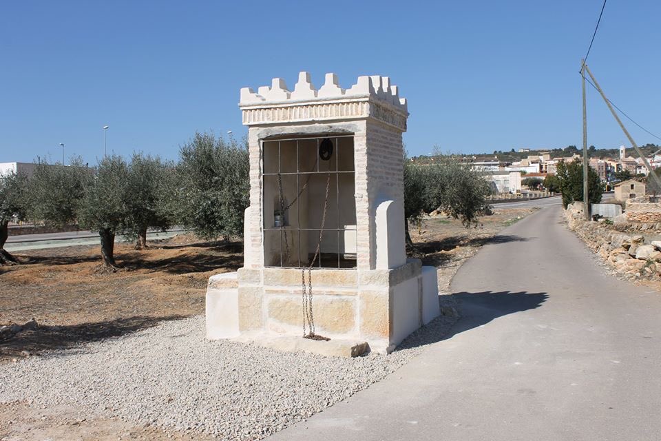 Ayunt_ValldAlba's tweet photo. .@Ayunt_ValldAlba @barrachinamarta ha retaurado la ‘sénia’ del #Regall, uno de los elementos tradicionales y autóctonos más queridos de nuestro pueblo. Ahora luce renovada. Gracias a María Dolores Ribes por ceder el cubo que ahora luce. #FemPoble #MillorantValldAlba #ValldAlba https://t.co/TtNK6yYQPb