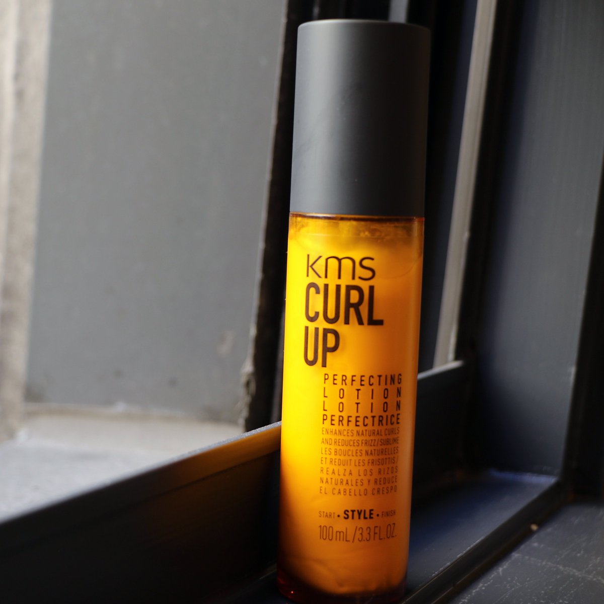 KMSHairUS's tweet photo. Ditch your heating tools! Enhance, elevate and enrich naturally curly hair with the moisture it needs and embrace those waves with our CURLUP Perfecting Lotion! #NationalDayOfUnplugging https://t.co/qr7ym0c9Tz