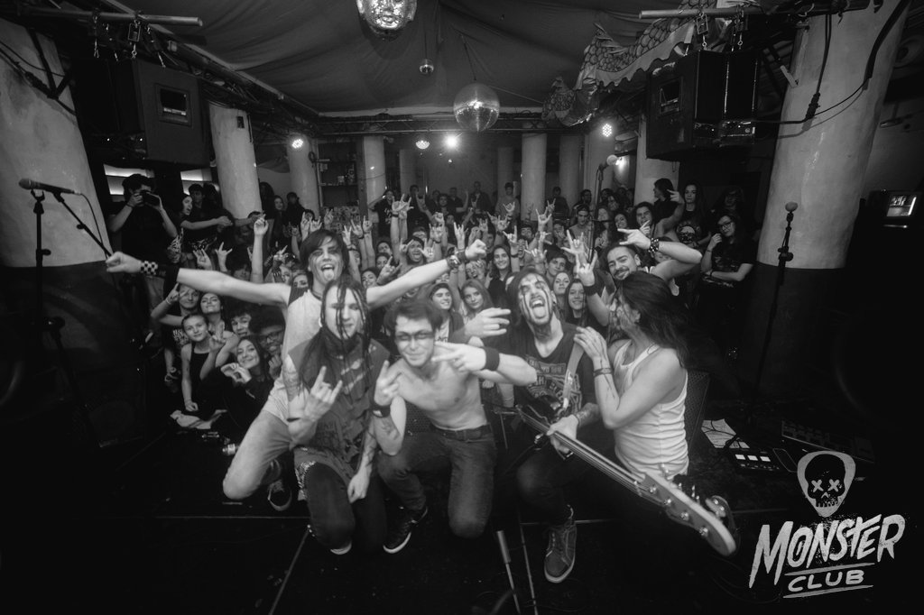 🔥🔥GRACIAS MADRID🔥🔥

Nos hemos quedado con demasiadas ganas de más, un recibimiento con los brazos abiertos.
Muchas gracias a <a href="/MonsterClvb/">Monster Club</a> , #invadersband , #geyserband y #4reasons_official.

Os deseamos lo mejor y esperamos volver pronto!! x_X