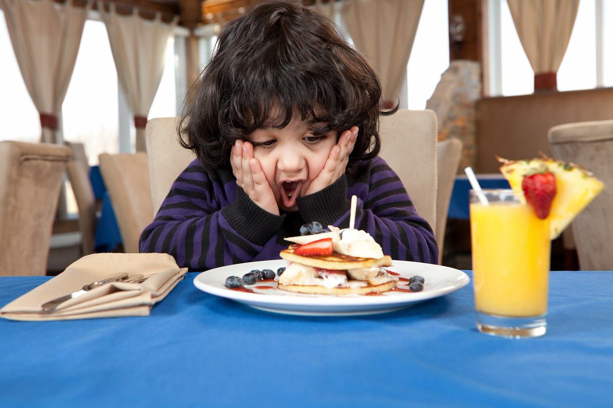 Почему дети едят ночью. Дети в кафе. Плохой завтрак. Ребенок за столом в ресторане. Дети кушают в кафе.