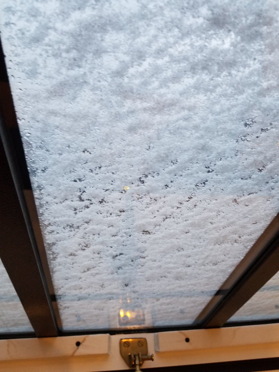 allisonian1's tweet image. I kinda don't like when it snows here. #cannotsee #claustrophobic
