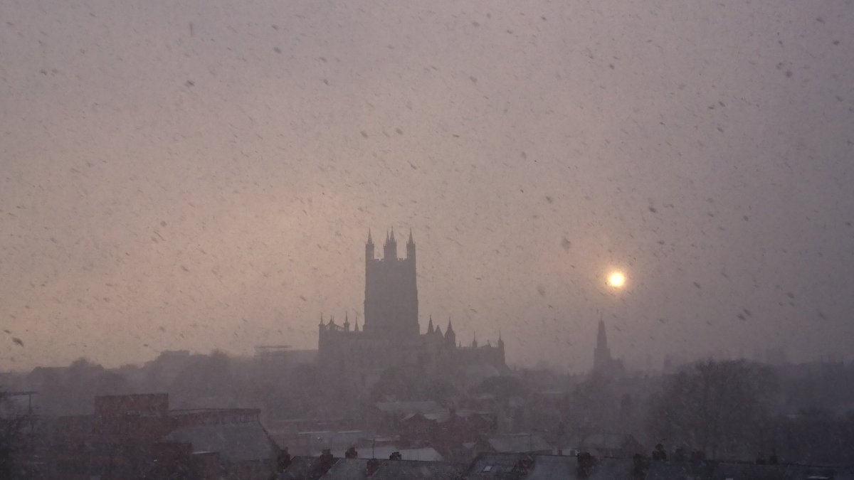 Gloster_Gal's tweet photo. @GlosCathedral @ILoveGlosUK @deanstephenlake @moreGloucester @VisitGloucester @GlosWeather #Gloucester #GloucesterCathedral #Snow ❤️❄️❤️ #stunningshot https://t.co/fDofhu6MlZ