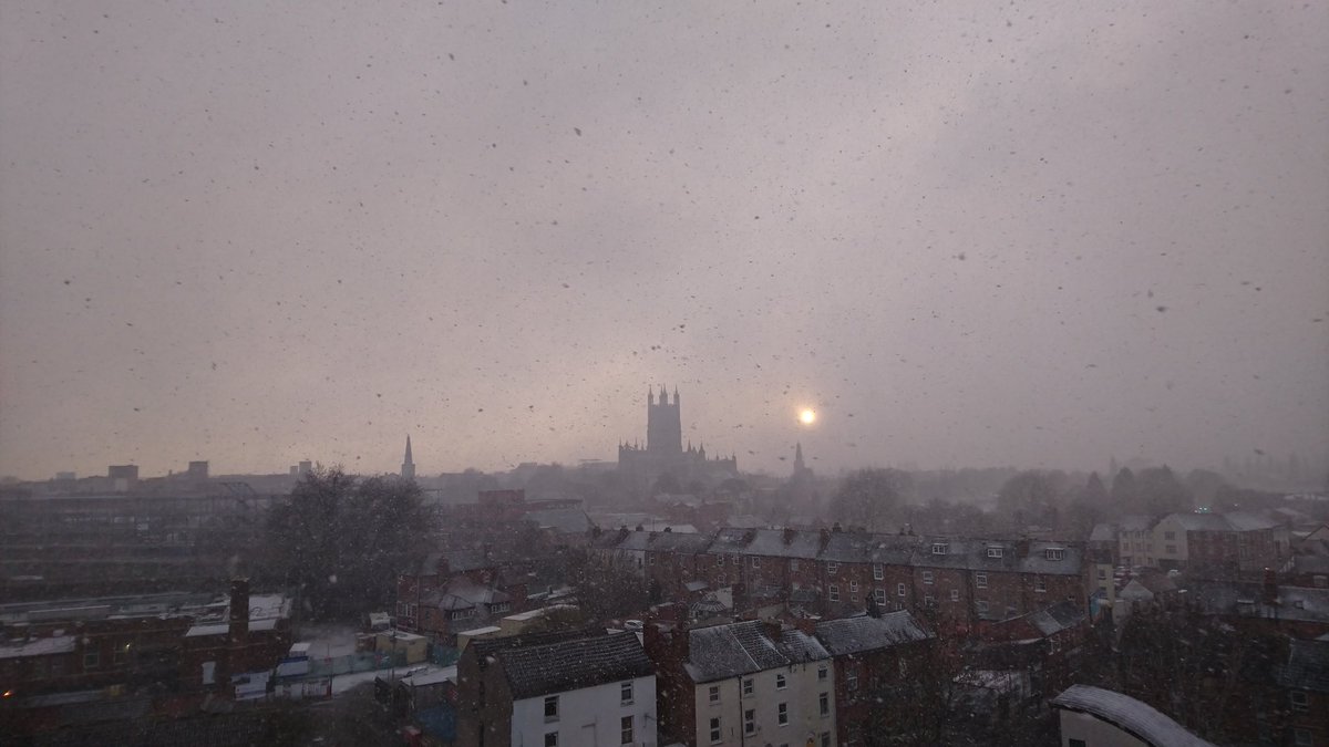 Gloster_Gal's tweet photo. @GlosCathedral @ILoveGlosUK @deanstephenlake @moreGloucester @VisitGloucester @GlosWeather #Gloucester #GloucesterCathedral #Snow ❤️❄️❤️ #stunningshot https://t.co/fDofhu6MlZ