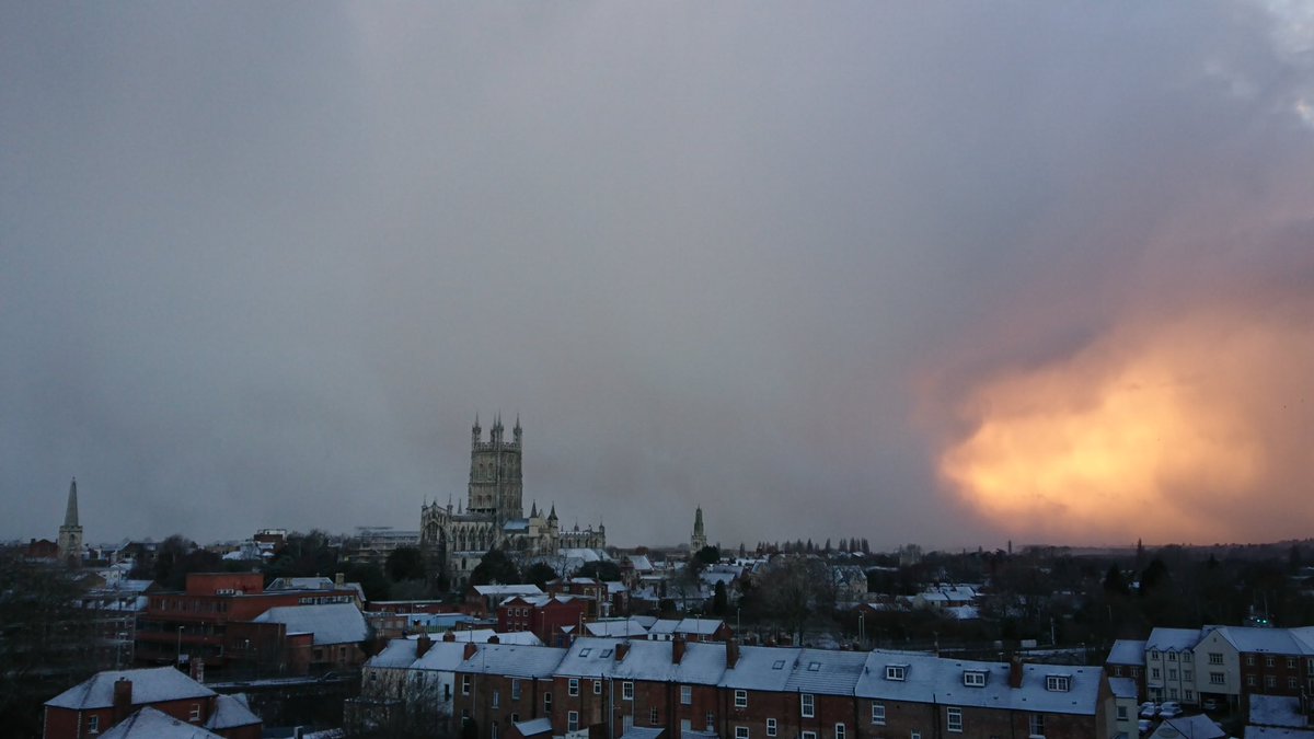Gloster_Gal's tweet photo. @GlosCathedral @ILoveGlosUK @deanstephenlake @moreGloucester @VisitGloucester @GlosWeather #Gloucester #GloucesterCathedral #Snow ❤️❄️❤️ #stunningshot https://t.co/fDofhu6MlZ