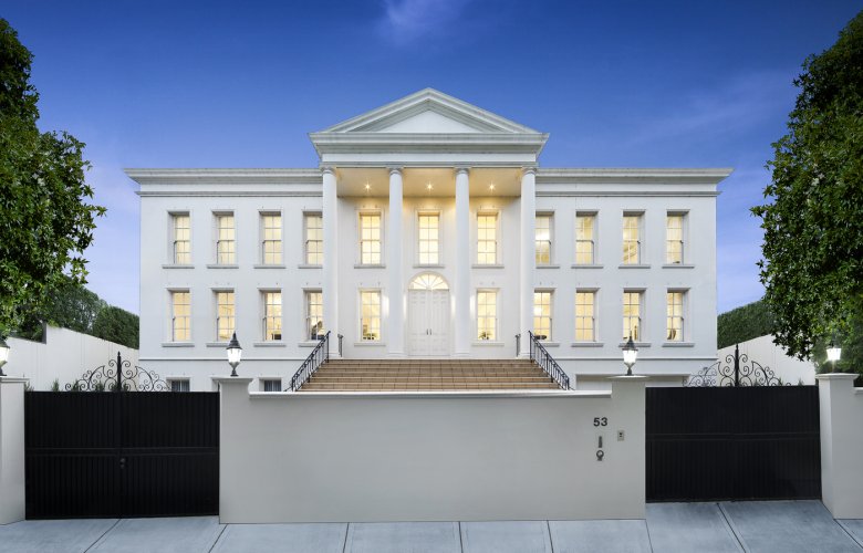 ReconDaily's tweet image. “One of #Toorak’s landmark properties” is #forsale by RT Edgar Toorak. Read more: bit.ly/2CMcd2K
#fivebedroom #familyhome #tenniscourt #pool #OliverBooth #AbbyInnes @RTEdgarRE