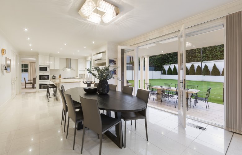 ReconDaily's tweet image. “One of #Toorak’s landmark properties” is #forsale by RT Edgar Toorak. Read more: bit.ly/2CMcd2K
#fivebedroom #familyhome #tenniscourt #pool #OliverBooth #AbbyInnes @RTEdgarRE