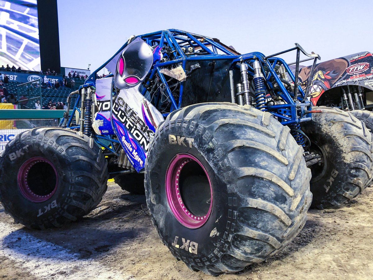 Overkill_EVO's tweet photo. The hangover.... #hadtoomuchfun #monsterjam #aliennation #overkillevolution #mikevatersii #smilemore #oneupoffroad #drumstatic #ftiperformance #overtimecnc #kamelot https://t.co/eKdJBz5kcL