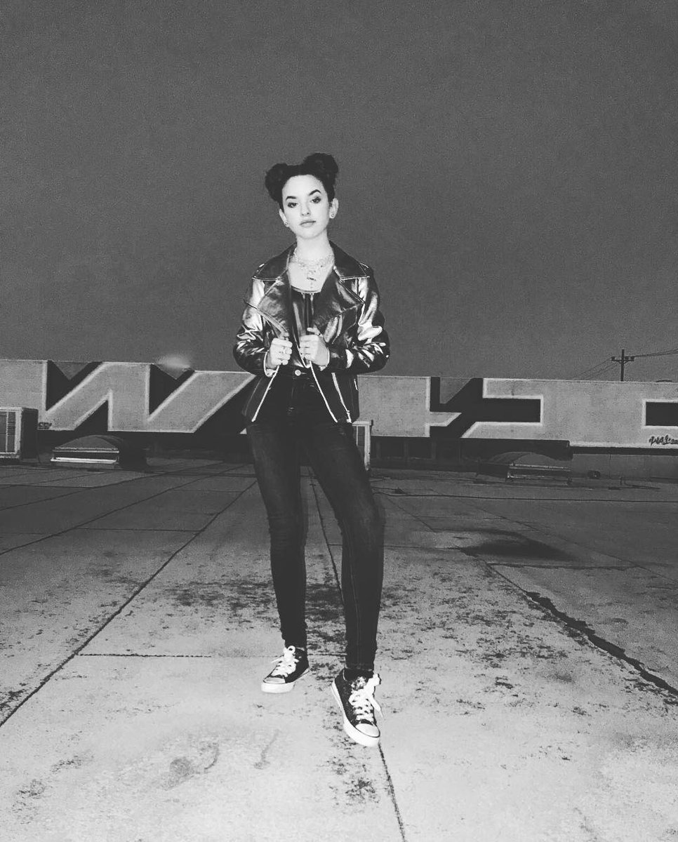L2MOfficial's tweet photo. 😏😏😏 // @itsjennaraine https://t.co/ll4M1bcCck