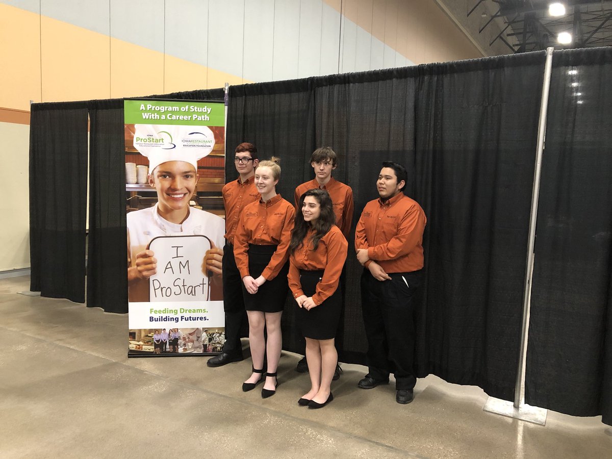 828Deb's tweet image. Awards ceremony. Team pictures