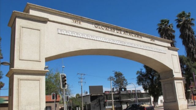 Cooperativa's tweet photo. [Video] Comenzó la demolición del "Arco del Triunfo" de Copiapó https://t.co/3TwlSlaCcR https://t.co/4qWI8nKPW9