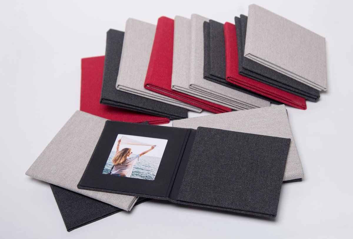 putitherestore's tweet photo. Vacation moments are sweet and warm even on a winter day. 4x4 Linen Trifold, Slip-In Mats, only $28 => https://t.co/VKB7P2w48b
#Putithere #Photoframe #Photocover #Handmade #Craft #Gift #giftideas #giftforhim https://t.co/1xB59mNl3W
