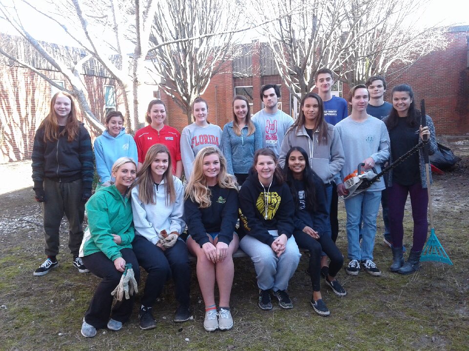 SDHSSeahawks's tweet image. Connections and SGA officers volunteers are ready for spring as they spent the afternoon cleaning up the SDHS courtyard.