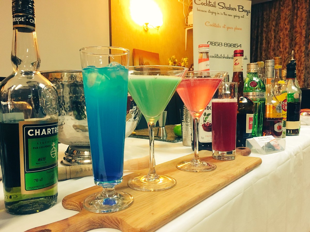 Fabulous night with <a href="/CocktlShkrBoys/">CocktailShakerBoys</a> learning about mixology! The treacherous pavements were worth it and the cake and cocktails kept us warm