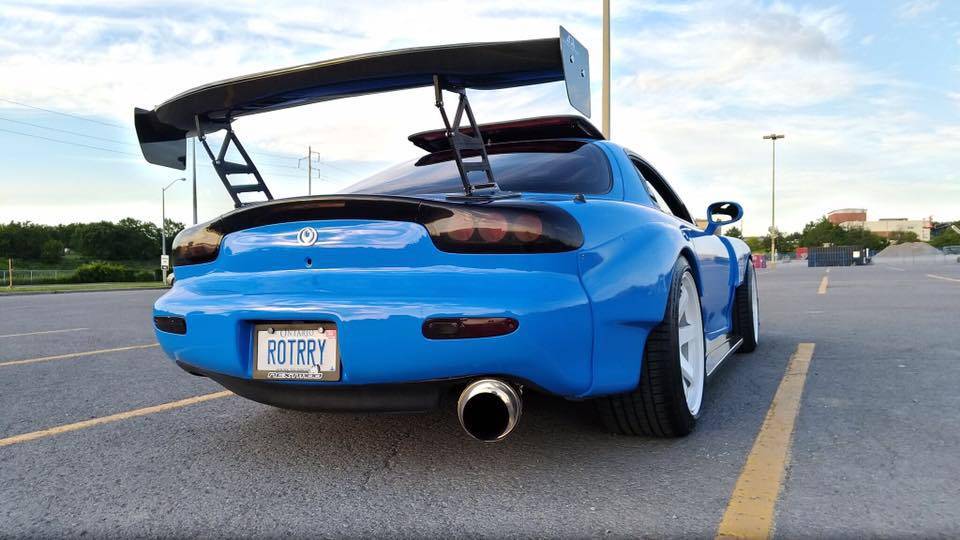 PASMAG's tweet photo. The RE GT Widebody on Mitchell's RX-7 is custom wrapped, and Skunk2 mounting hardware was used.
.
#pasmag #tunerbattlegrounds #mazda #rx7 #nextmod #nextmodottawa #pasmagdealer https://t.co/OFJ6pPIQbs