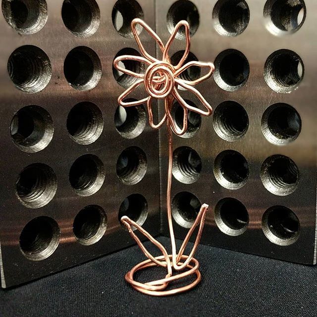 xaqaria's tweet photo. How not to bite someone's head off while in a call... make flowers for your spouse with copper wire and pliers. #wiredoodle #wiresculpture #3ddoodle https://t.co/5h48rPrBqK https://t.co/FplItxLvZf