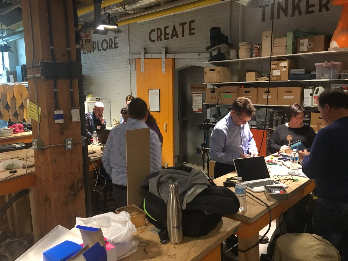 LaroseRmi's tweet photo. Les compétences globales sont bien solicitées dans cet atelier d’exploration, de création et de bricolage @STEAM_Labs #innovation21 https://t.co/Rsxp1n1y7F