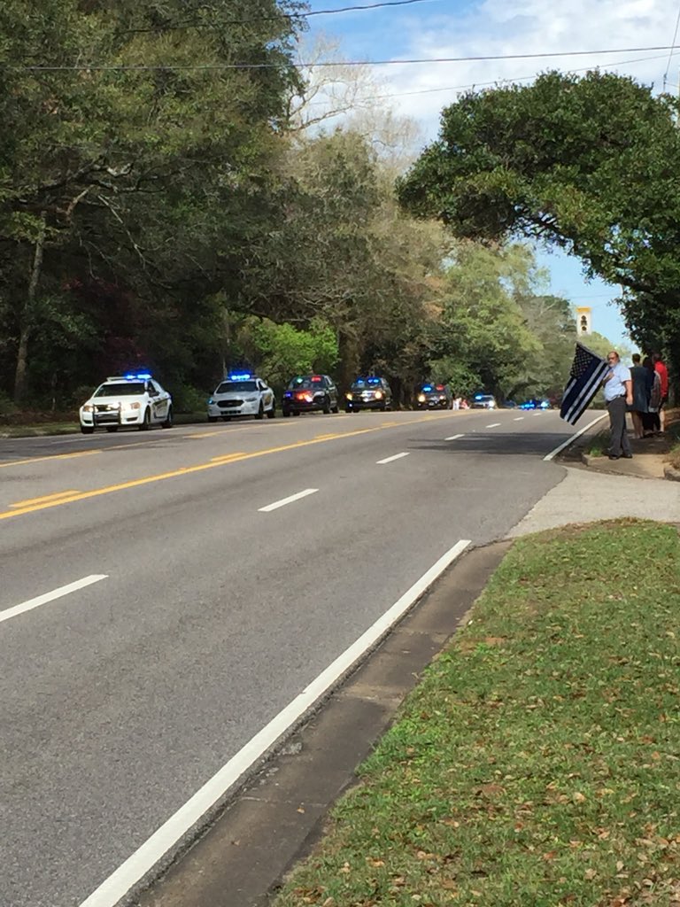 dFellNeuroPT's tweet photo. Heavy heart, but encouraged by the human compassion of Mobile streets lined with citizens honoring Officer #JustinBilla who was senselessly killed last week responding to a domestic abuse call. Honor our police officers and first responders. #BackTheBlue https://t.co/jKdgosJarH