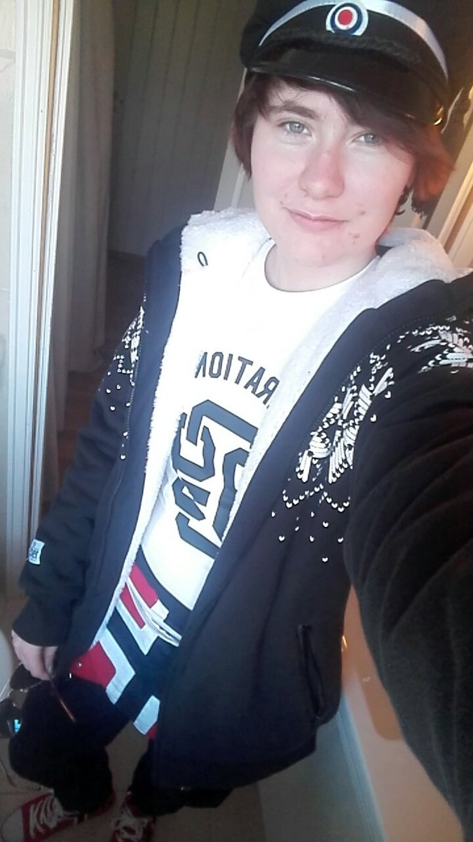 Fikk endelig russeutstyret mitt! Vet at jeg egentlig ikke skal ta på buksa før russetida, men jeg klarte ikke å dy meg og desuten måtte jeg finne ut om den passa eller ikke ;) #Russ2018