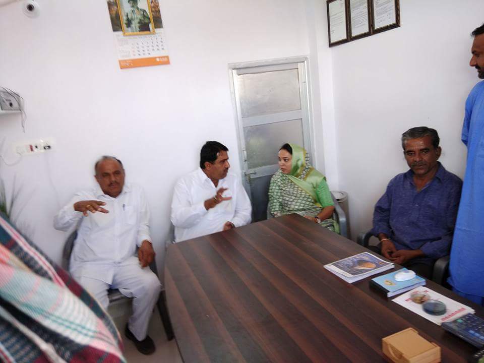 GenaRamPanwarB's tweet photo. @देवीकोट 
कल जैसलमेर के देवीकोट कस्बे के पास एम आर फिलिंग स्टेशन के शुभारम्भ कार्यक्रम में जिला प्रमुख अंजना मेघवाल, धर्मगुरु गजीफकीर, पोकरण पूर्व विधायक शालेह मोहमद, जैसलमेर पूर्व प्रधान मूलाराम चौधरी आदि।
#Devikot #Filing_Stadion #opening #function https://t.co/bNkij6Ees0