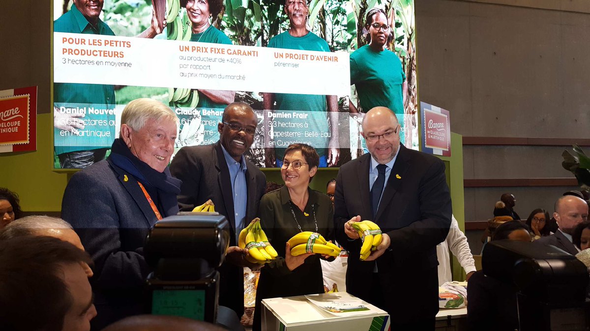 Comecla's tweet photo. La presse au rendez-vous cet après-midi sur le stand de @LaBananeDurable pour le lancement de la Banane Française Équitable au @Salondelagri ! 🍌🍌🍌 https://t.co/cWWgk3DpT1