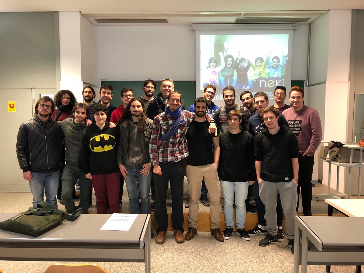 rf910's tweet image. Foto tras la charla que he impartido hoy sobre emprendimiento, metodologías ágiles y técnicas de Growth Hackers, en @EINAunizar 😊