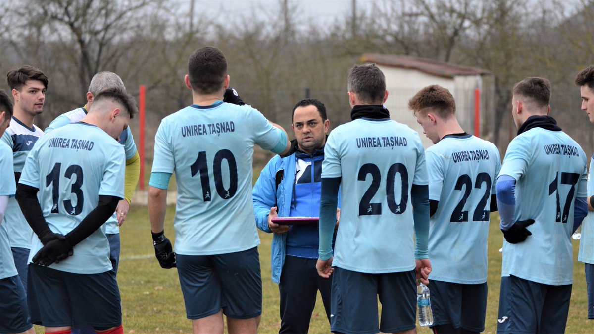 sportsatmarean's tweet photo. #Liga3 | #Interviu cu Daniel Pașca, noul manager sportiv al Unirii Tășnad ▶️ https://t.co/Pv39JJ9Lm6
#transferuri #obiectiv #bani #copii #juniori https://t.co/GUrAYivU5K