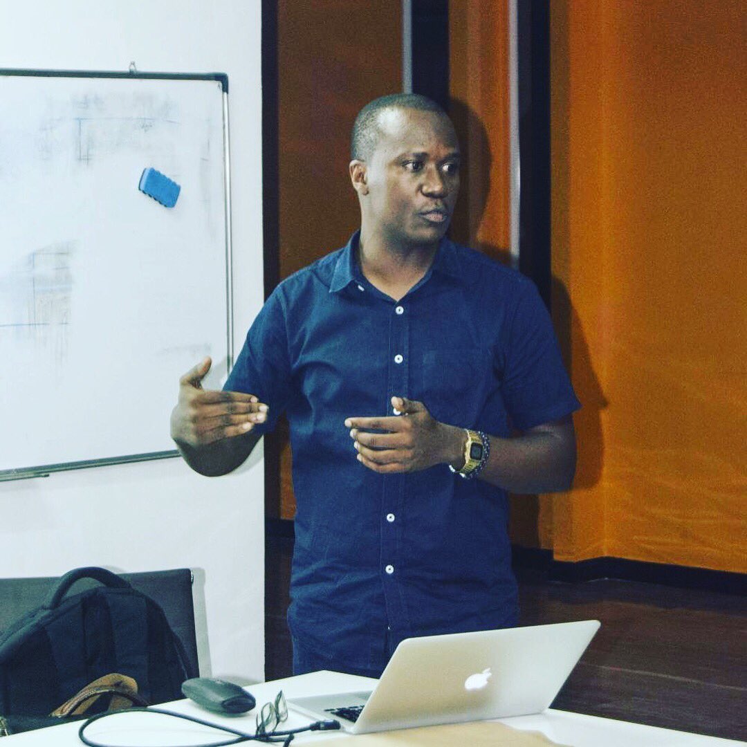iEdwn's tweet image. Today I was invited to the inaugural @sparksahara #HeaderFile event. I was talking about open mobile Money APIs. I had a great time connecting with both developers &amp;amp; e-commerce business owners.