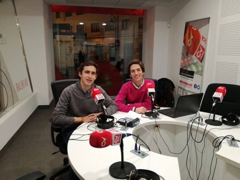 Edelweisschool's tweet photo. 2 alumnos de #2BAC, Borja y Álvaro,listos para entrar en antena con @CVRadio94_5 para explicar la @HappRun a beneficio de @mamasenacciones ! 😍😍😍 https://t.co/GpQAbluxtO