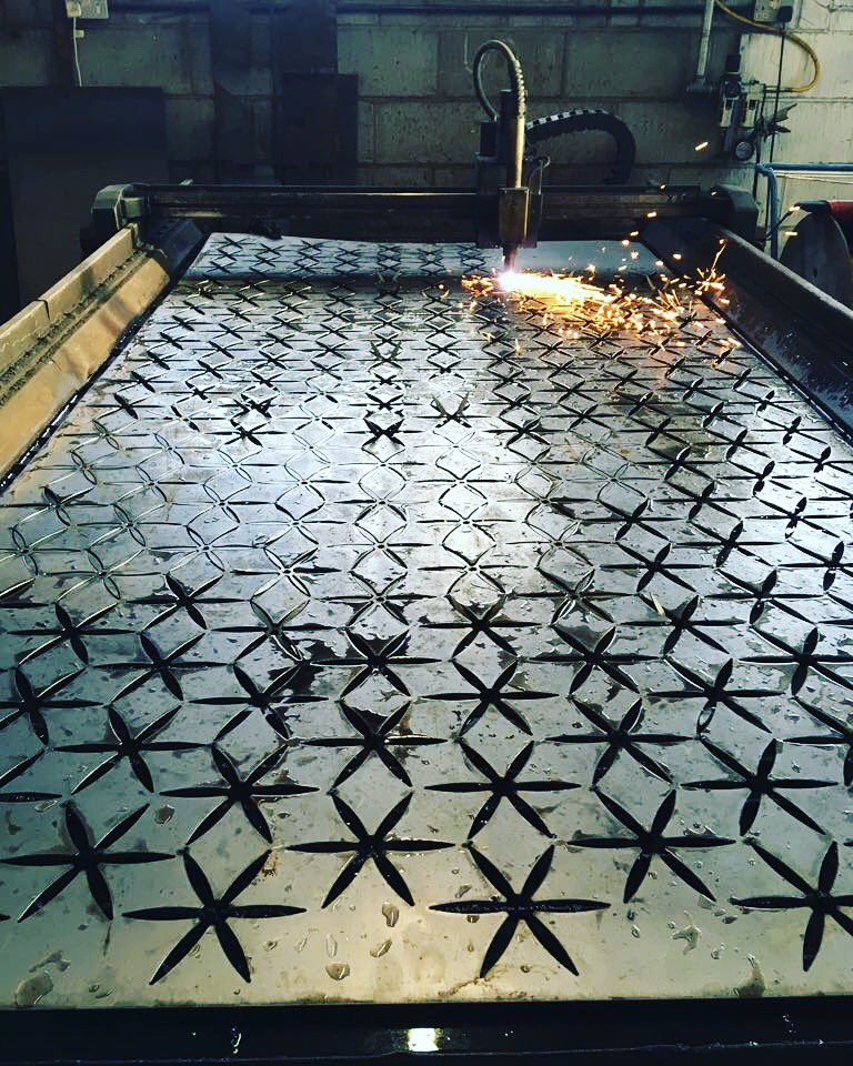AWBMetalwork's tweet photo. 280 stars being cut on the Plasma Profiler ⭐️ #blacksmiths #blacksmithing #plasma #plasmaprofiling #madeinengland #herefordshire #stars #metal #steel #pretty #design https://t.co/YIofvslabR