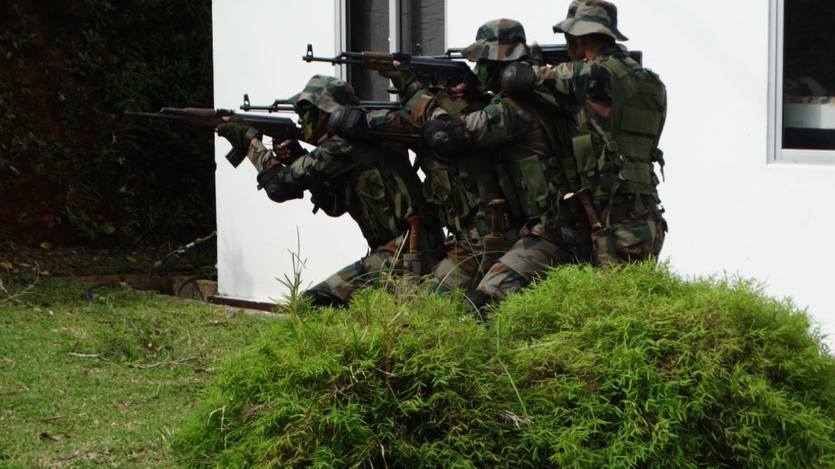 anishsingh21's tweet photo. Demonstration on House Clearing Technique by the @adgpi Contingent at Seychelles Defence Academy lle Perseverance Mahe Seychelles during Indo-Seychelles Joint exercise #LAMITYE. @upbeat_69 @SpokespersonMoD @SapnaSngh https://t.co/lpEkMSmmPy