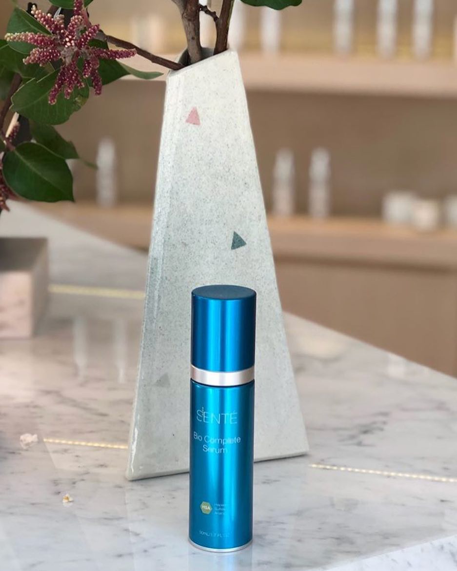 Bio Complete Serum is a lightweight nighttime formulation that combines the benefits of patented HSA (Heparan Sulfate Analog) technology with sustained release retinoids and other key ingredients for the appearance of firmer and smoother skin with minimal irritation. 📸: <a href="/facile/">facile</a>