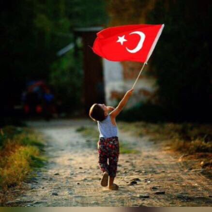 hakan_avci06's tweet photo. #ismailcizikçi 15 temmuz sabahında henüz çatışmalar devam ederken postacıları Kızılay Meydanına çıkaran kişidir sadece bir bürokrat değil iyibir vatanseverdir. https://t.co/F3iv7Wji4C
