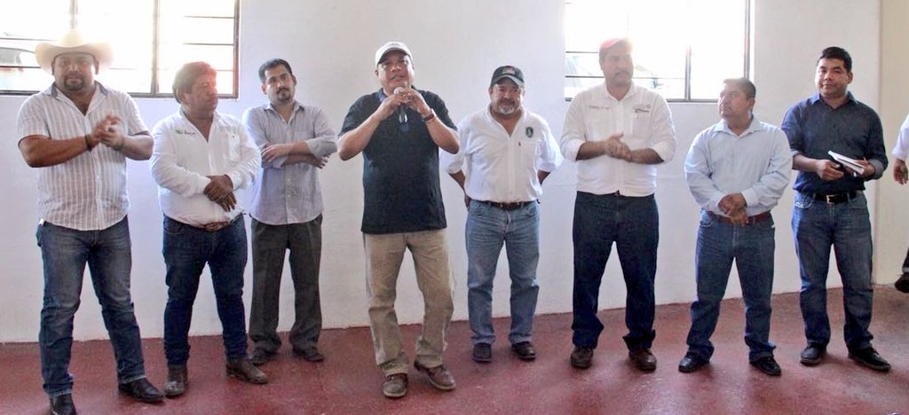 faeo_'s tweet photo. La Agronómica Oaxaca hace un reconocimiento al Colega Ing @LinoVelazquez Morales por su trabajo frente a la @SAGARPA_Oax le deseamos el mejor de los éxitos en sus aspiraciones @alejandromurat @CNC_CEN @hernandezderas @Alfredo_LopezV @JoseAMeadeK @PRI_Nacional @PRIOficialOax https://t.co/5k4uYAfRNT