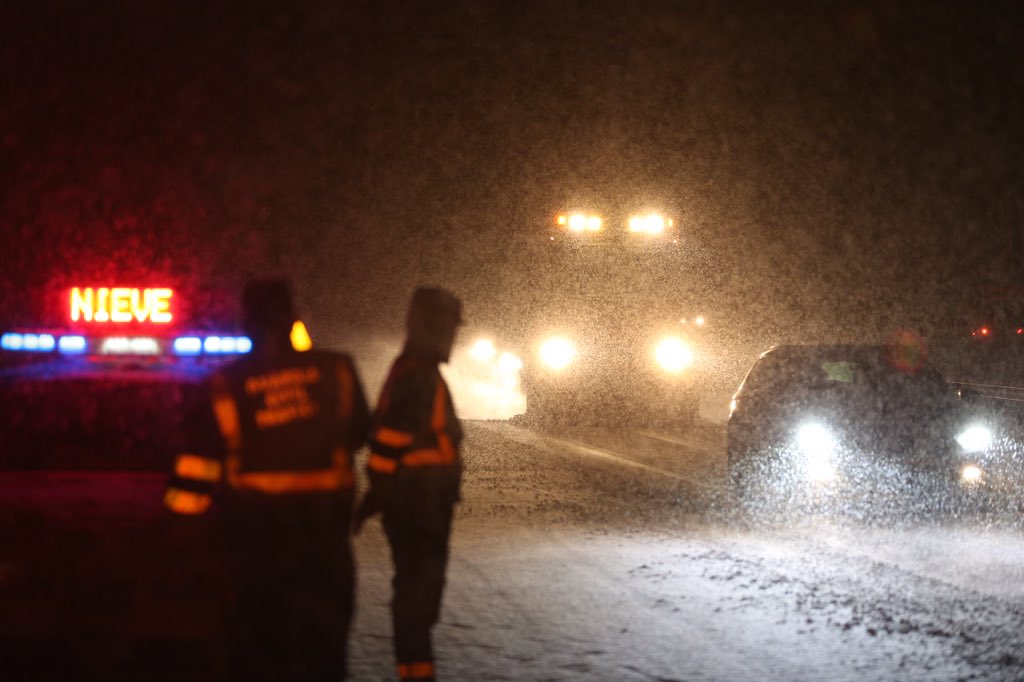 AlbertoSxenick's tweet photo. Precaución #A52 #Vigo #Benavente nieva copiosamente desde Pk156 hasta el Pk119 #Verín #Fumaces #AGudiña.
La previsión es de que se ponga peor. https://t.co/mAgRAvcLuA