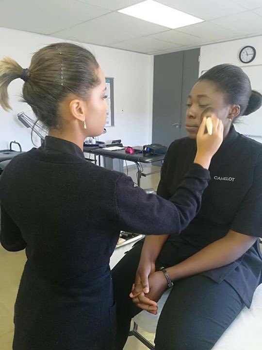 CamelotInt's tweet image. Camelot International Cape Town 1st Years learning cat-eye make up techniques ⭐️
#cateyemakeup #makeupclass