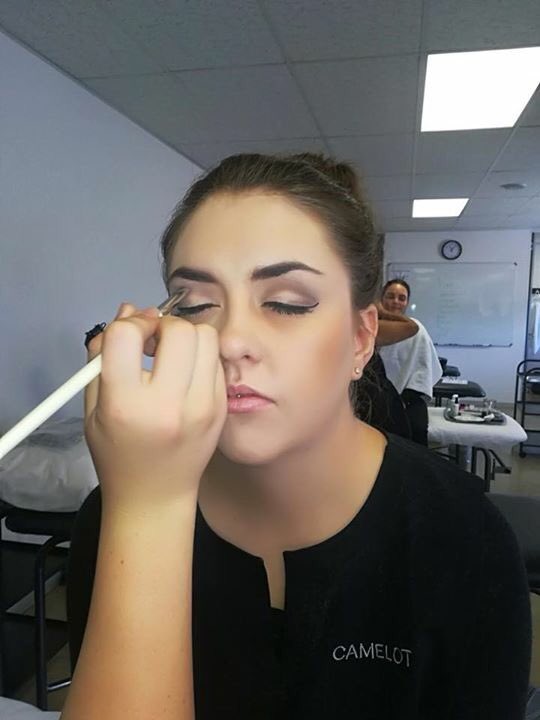 CamelotInt's tweet image. Camelot International Cape Town 1st Years learning cat-eye make up techniques ⭐️
#cateyemakeup #makeupclass