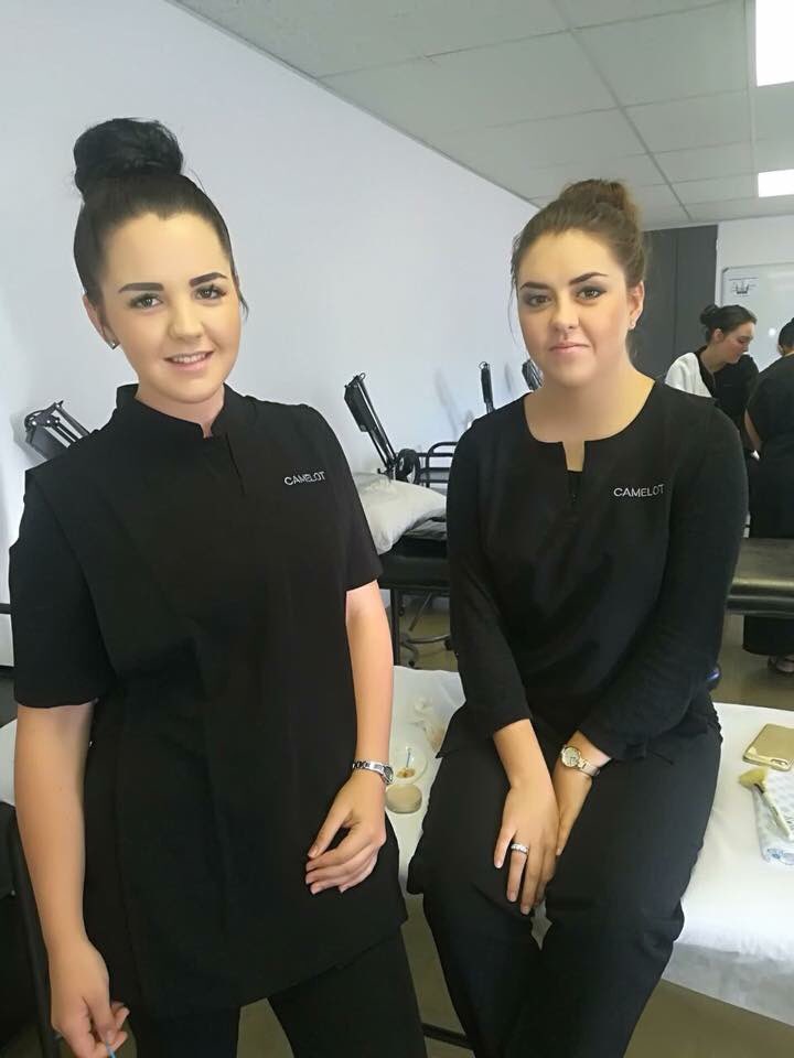 CamelotInt's tweet image. Camelot International Cape Town 1st Years learning cat-eye make up techniques ⭐️
#cateyemakeup #makeupclass