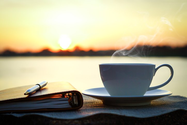 If you find yourself stuck in “#autopilot mode”—just going through the motions, living for the weekend—these five small changes to your daily #routine may help. #mindfulness #livingwell
bit.ly/2BW7xKH