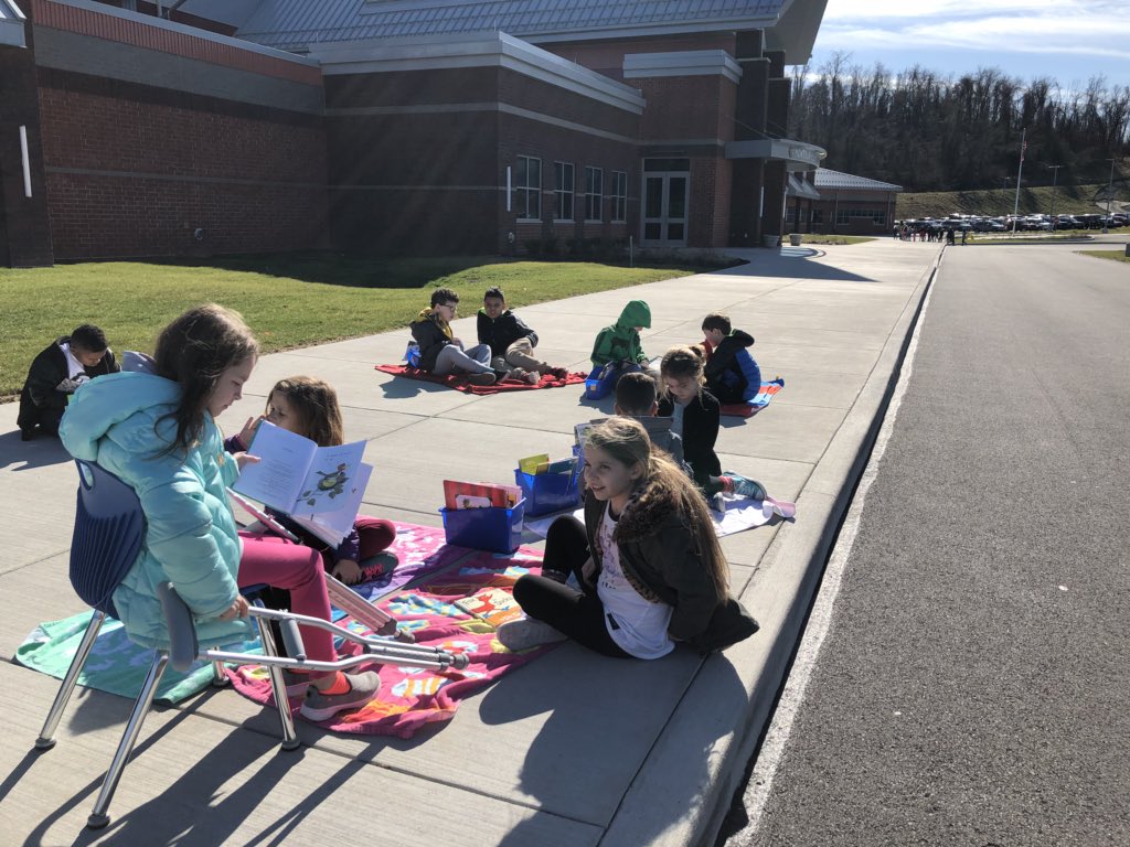 holly35c's tweet photo. Second grade stopped, dropped, and read outside for Dr. Seuss week! #montourproud https://t.co/pAqtjC4Nft