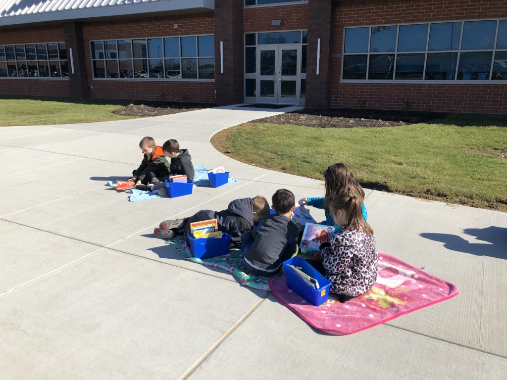 holly35c's tweet photo. Second grade stopped, dropped, and read outside for Dr. Seuss week! #montourproud https://t.co/pAqtjC4Nft