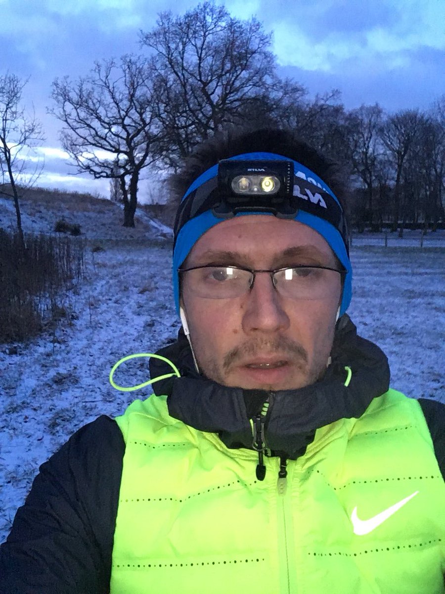 NewleafL's tweet photo. Character building training session. Great British weather ❄️🇬🇧 #trainhard #raceeasy #roadtolondon2018 https://t.co/RYG3GhvYj1