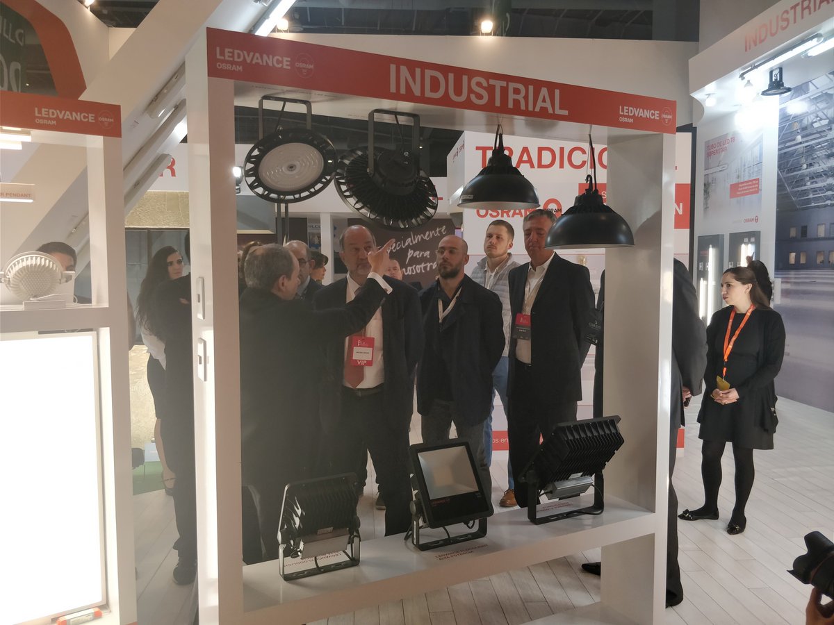 AMIC_MEXICO's tweet photo. Todo un honor hacer el corte del listón inaugural en #ELA2018
#SomosAMIC #AMICmx #ExpoLightingAmerica https://t.co/LgFHwlF3yF