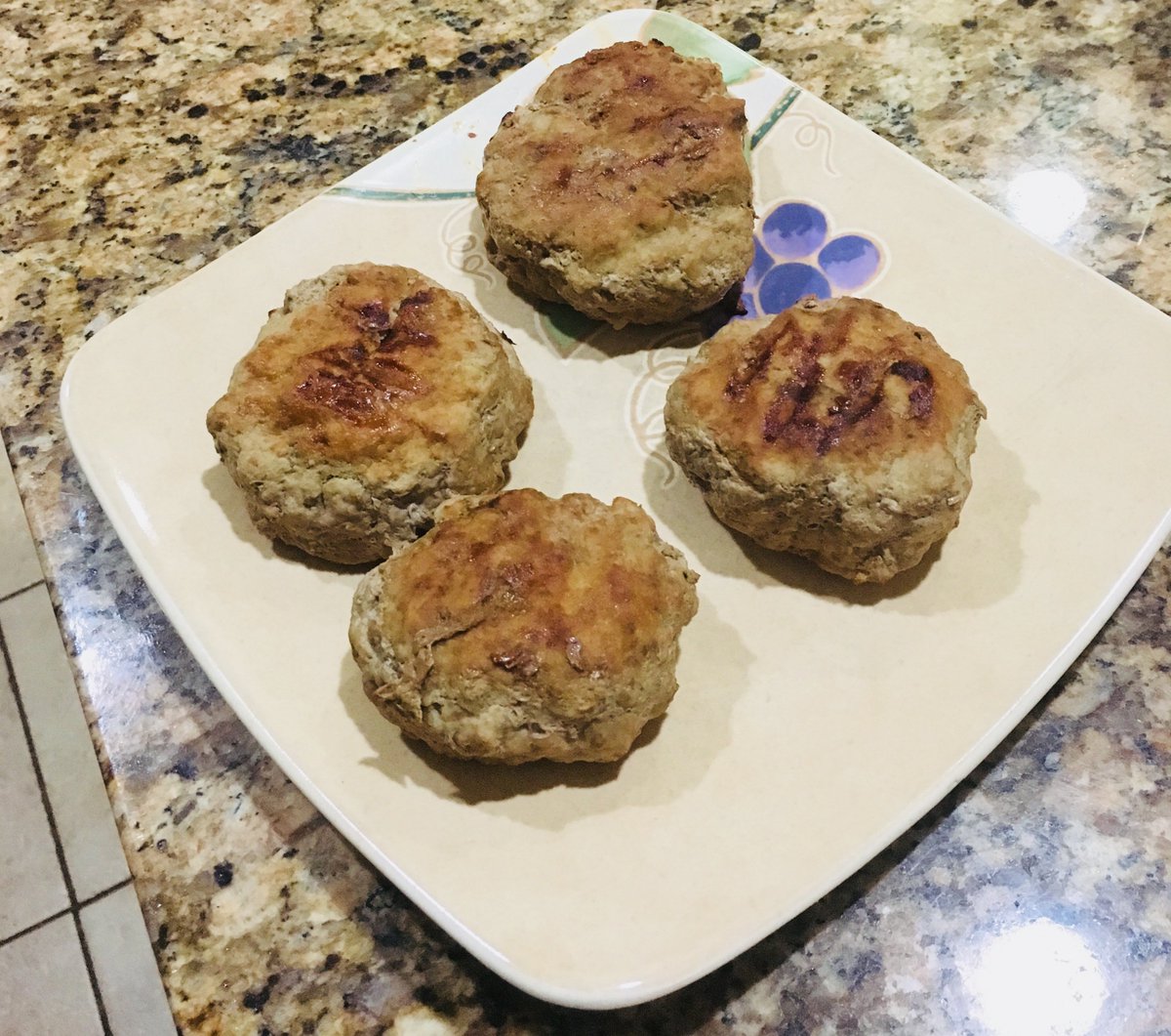 Want to eat a burger, but don't want to pack on those extra pounds? Try an equally delicious alternative! Turkey Burgers are just as good and has less the amount of calories! #HealthyLife #TurkeyBurgers