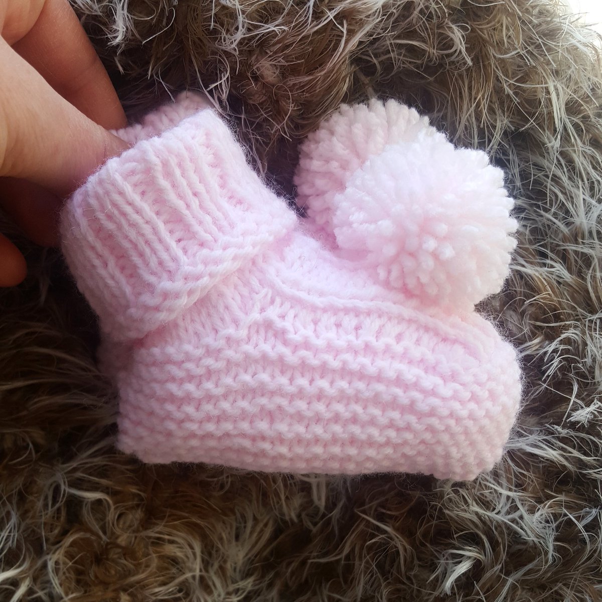 HansMakes's tweet photo. Baby pom pom booties #knitting #handmade #pompoms #pompomlife #handmade #handcrafted #design #baby #babybooties https://t.co/hftHexeXWp